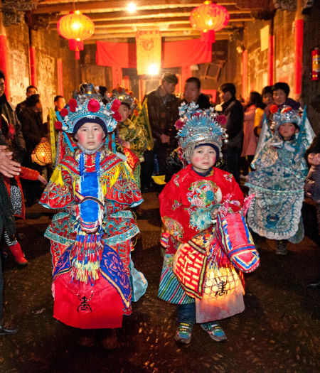 参加马灯表演的主要是儿童。