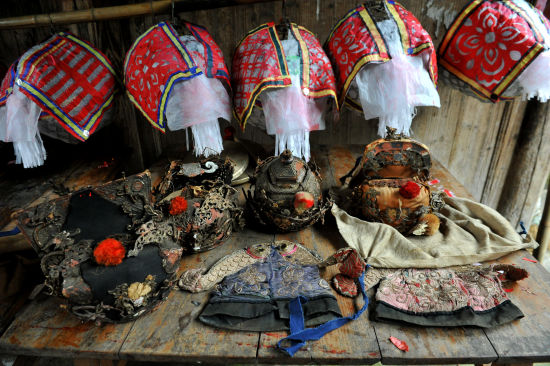 山边马灯的服饰随着时间的推移不断地变化。